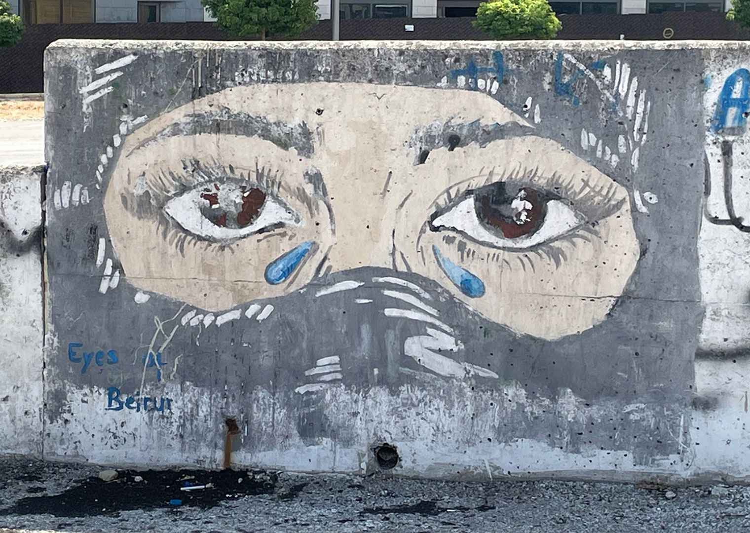 Bild von Grafiti an Wand mit weinender Frau